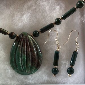 Handmade handcrafted bloodstone bead necklace with pendant & earrings NEW in box